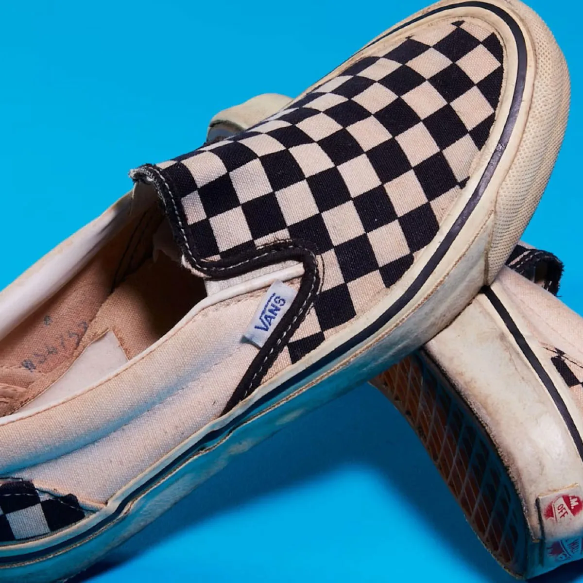 От Sidewall шарката до Iconic: Произходът на шахматната шарка на Vans